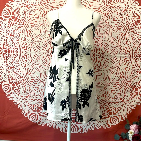 Victoria’s Secret Black White Lace Nightgown medium open front w/ floral design - Picture 1 of 8